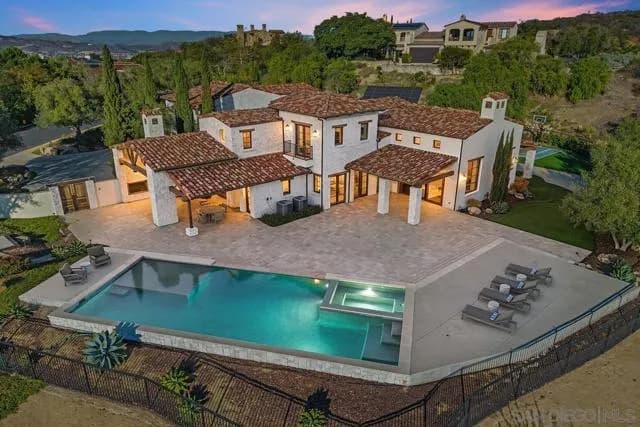 8069 Entrada De Luz E, San Diego, Active - Home for Sale