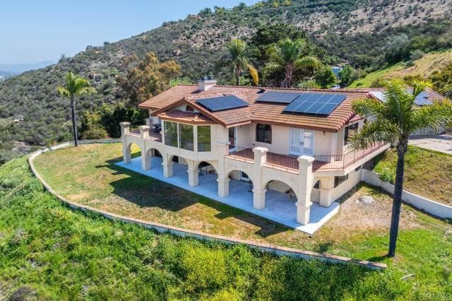 2702 Country Club Dr, Escondido, Active - Home for Sale