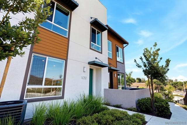 1052 Kendale Way, Vista, Active - Home for Sale